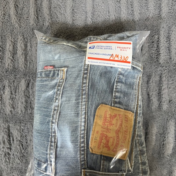 Levis 559 Relaxed Straight Jeans Mens 31x32 Light Wash Blue Denim Distressed - Picture 12 of 12